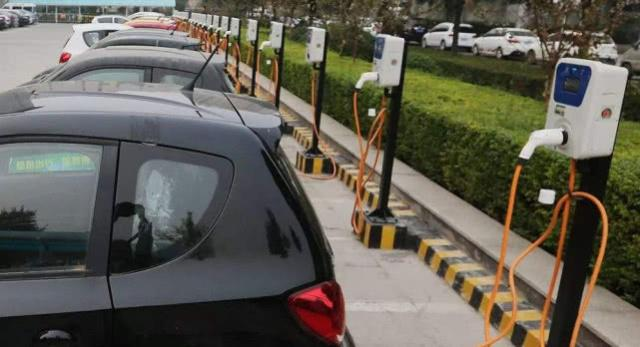 新能源隨用隨充和電耗光再充，哪一個充電方式更毀車？